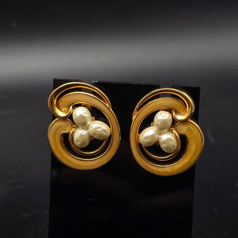 Avon Cream Faux Pearl Earrings Vintage Jewelry 1980s Pierced